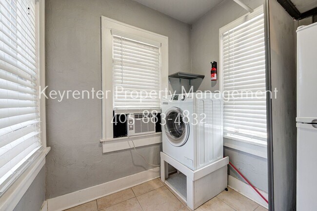Building Photo - Charming 2-Bed, 1-Bath Upstairs Duplex Near the Paseo District