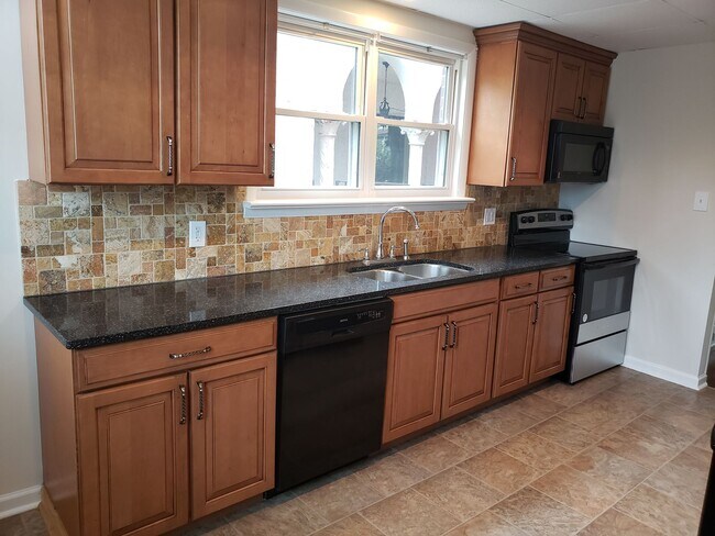 Building Photo - 2120 Mahantongo St