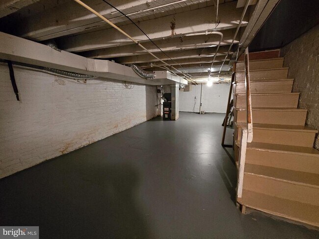 Building Photo - 132 N Kenwood Ave