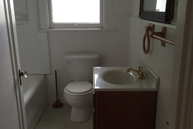 9. Bathroom - 1736 Harold Ave