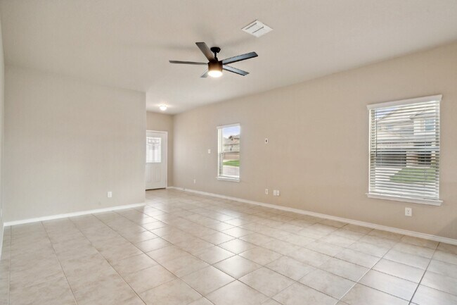 Building Photo - Price Improvement! This 4 bed, 2.5 bath ho...