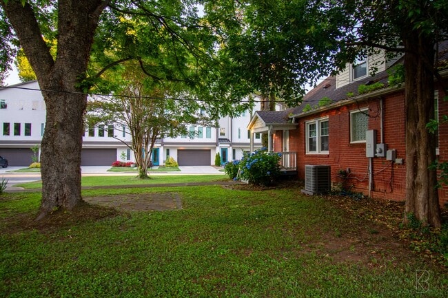 Building Photo - Prime location & Space!