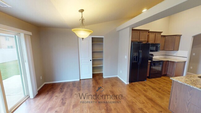 Building Photo - 247 Chapra St