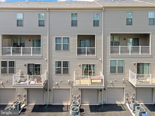 Building Photo - 819 Ambrose Ln