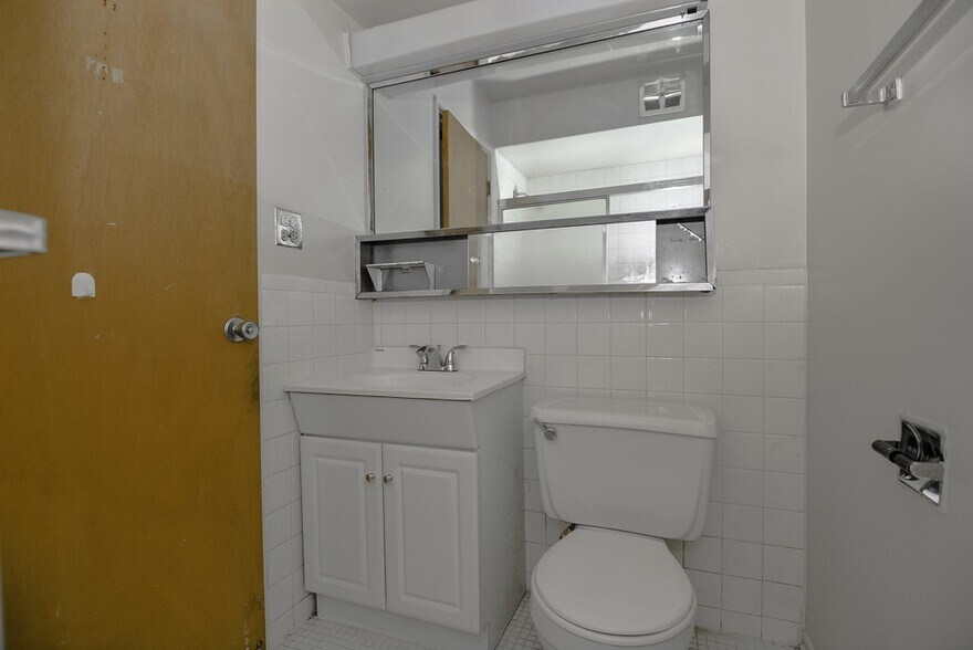 Building Photo - 663 W Wrightwood
