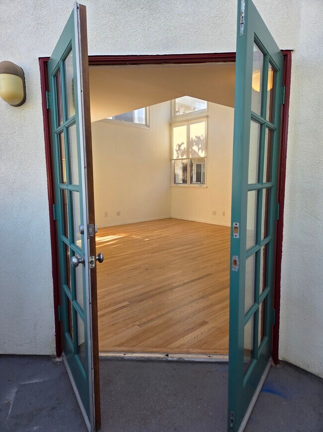 Building Photo - 2417 4th St