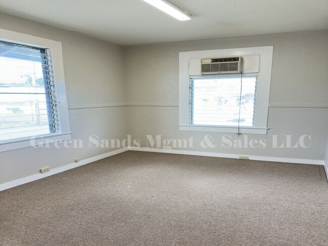 Building Photo - 597 Kinoole St