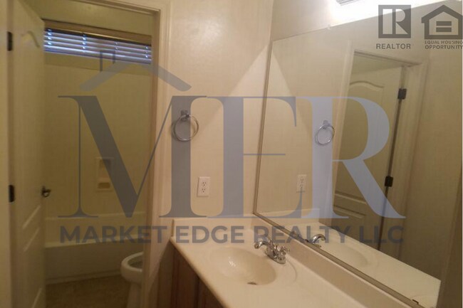 Building Photo - 4Bed/2.5Bath House at Litchfield/Greenway!...