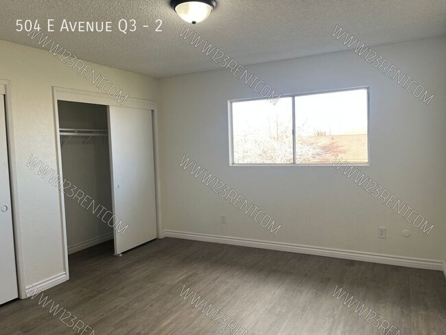 Building Photo - 504 E Ave Q3