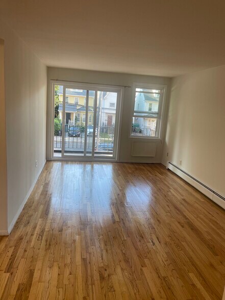 Building Photo - 14911 Roosevelt Ave