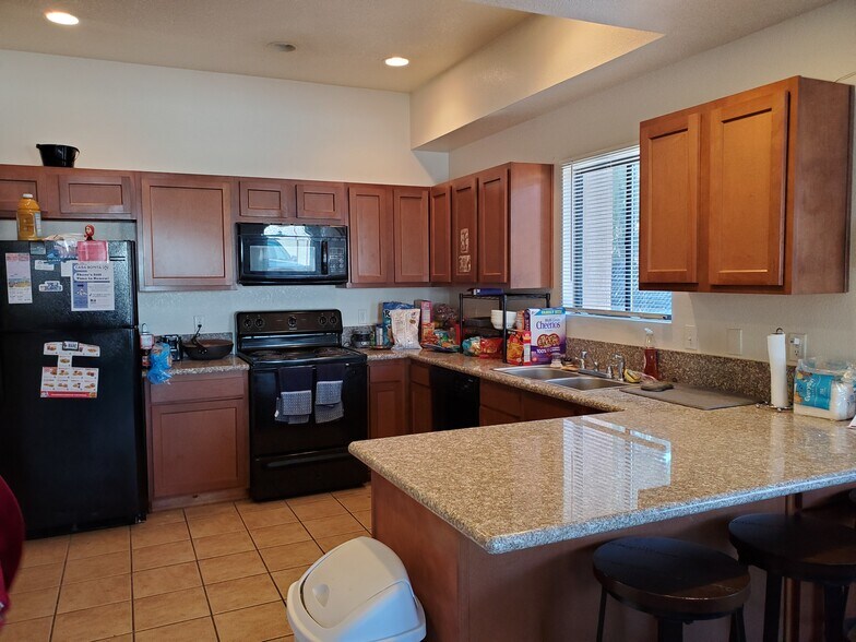 Large 1st kitchen - 1141 E Elm St