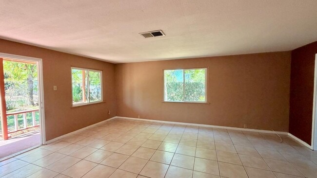Building Photo - 370 Las Flores Dr