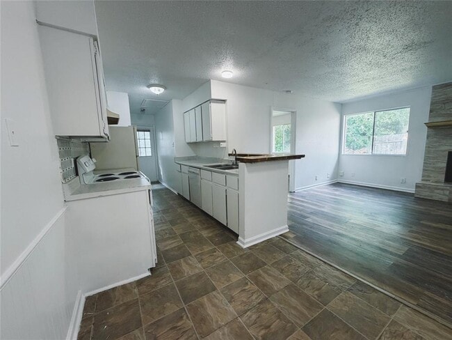 Building Photo - 9906 Hundred Oaks Cir