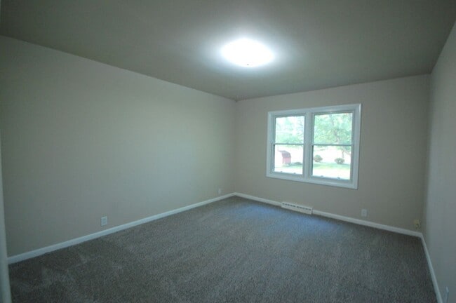 Building Photo - 3 Bedroom 2 Bathroom 2 Stall Attached Garage - Boone Iowa