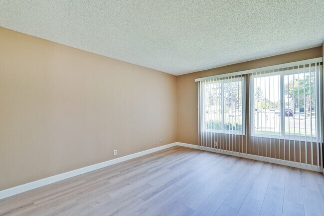 Building Photo - Remodeled 2 Bed 1 Bath Condo!