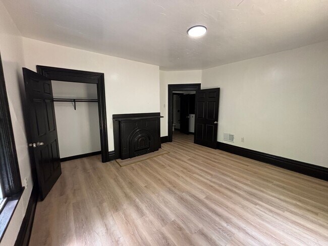 Building Photo - Beautiful 3 Bedroom, 2 Bathroom Home with Private Drive and Large Yard!