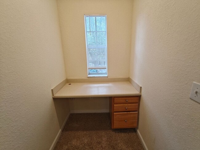 Building Photo - Beautiful 3 Bedroom, 2 Bathroom Townhome with Garage – Pet Friendly!