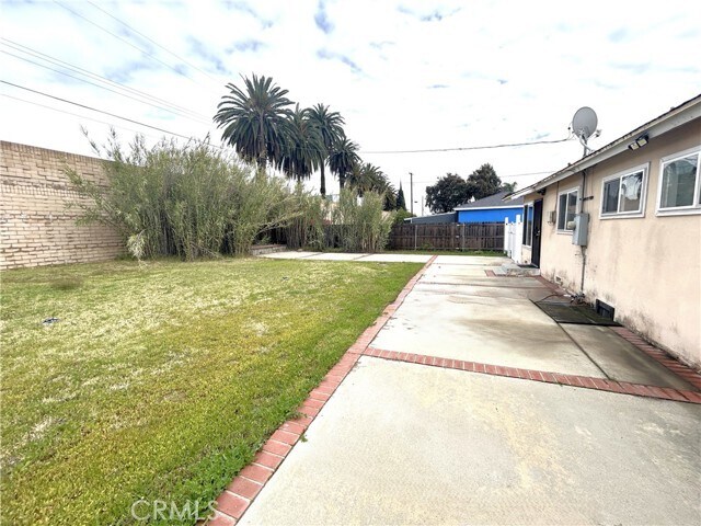 Building Photo - 811 Drake Ave