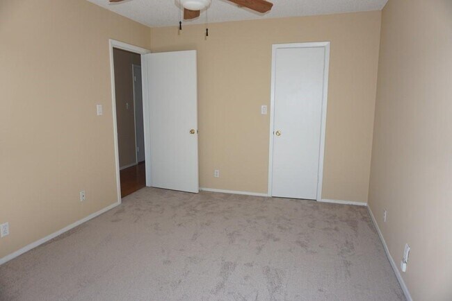 Building Photo - 500 E Riverside Dr
