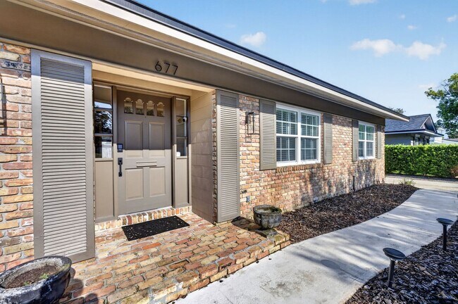 Building Photo - 677 Selkirk Dr