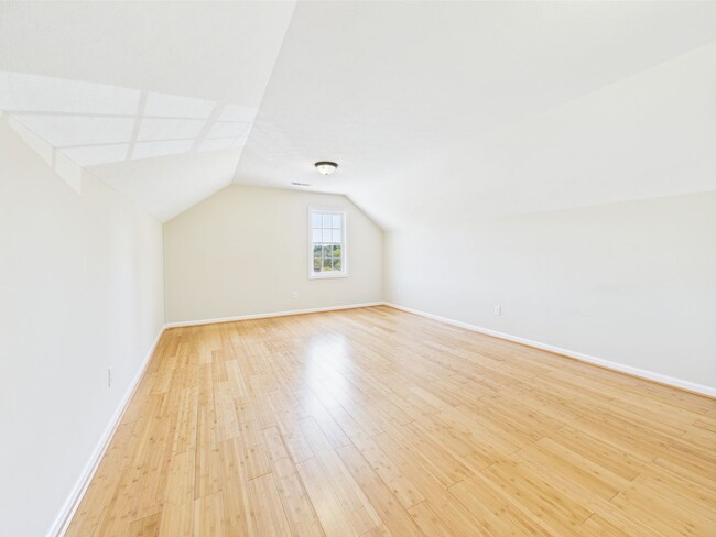 Building Photo - Bright & Spacious 4-Bedroom Home Located i...