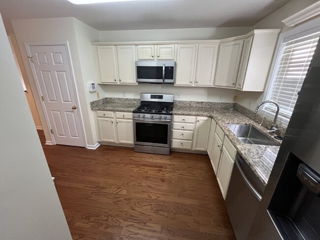 Building Photo - "Charming 3-Bed Townhouse with Granite Touches & Cozy Fireplace in Kernersville!"