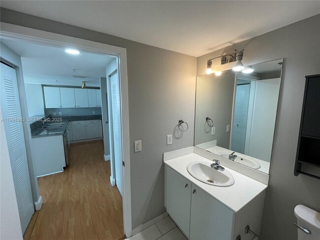 Building Photo - 2740 SW 28th Terrace