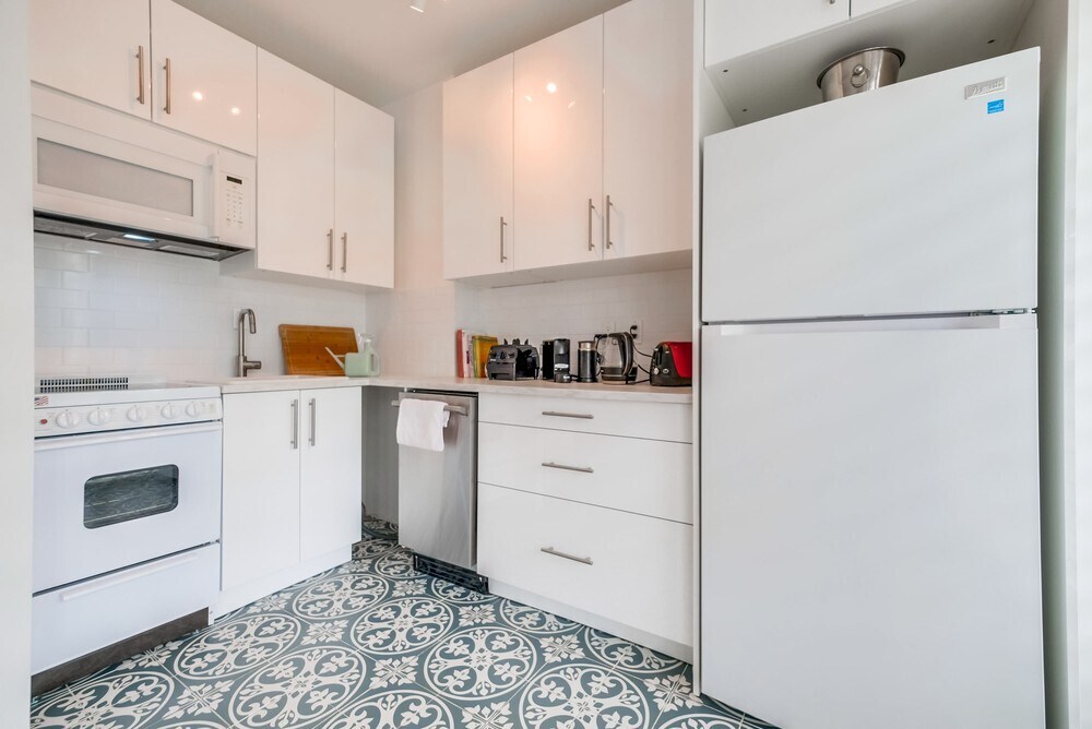 Building Photo - 999 N Doheny Dr