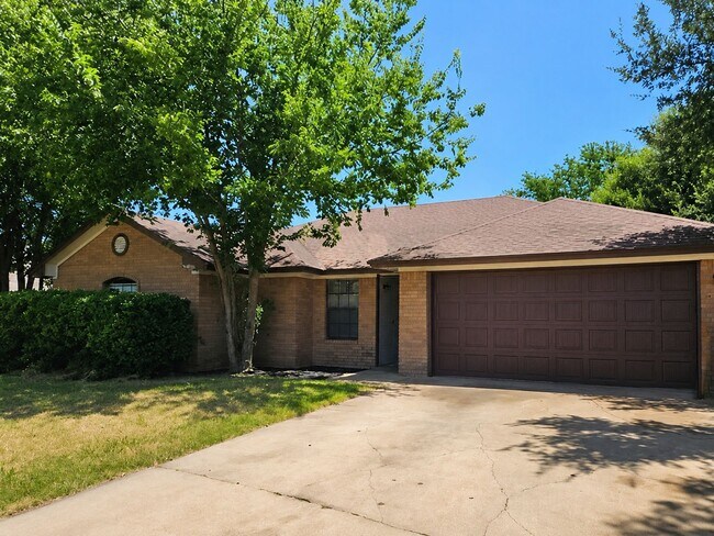 Building Photo - 4-Bedroom Home with Spacious Backyard in Stratford Estates