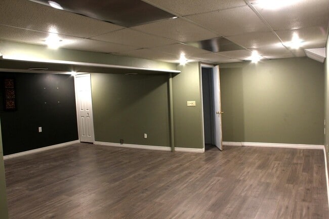 Building Photo - 43592 Champlain Ct