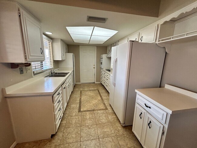 Building Photo - Age Restricted 2 Bd/2 Bath Golf Course Sub...
