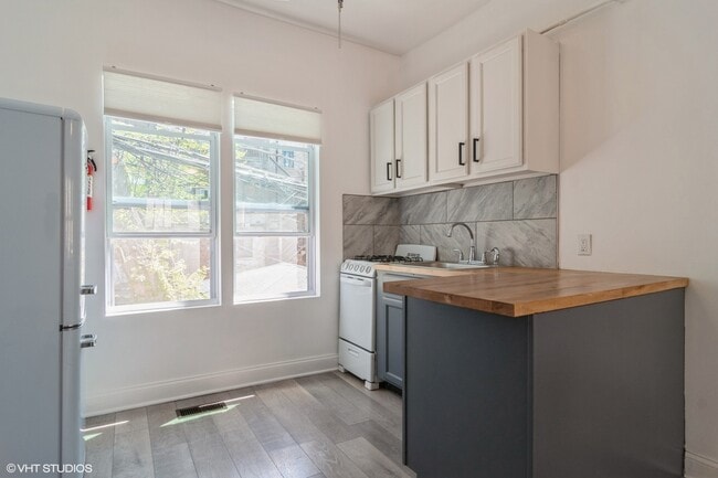Building Photo - 5135 S Dorchester Ave