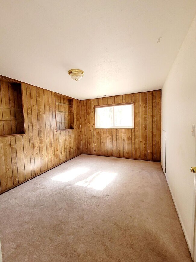 Building Photo - 4 bedroom home with fenced back yard!