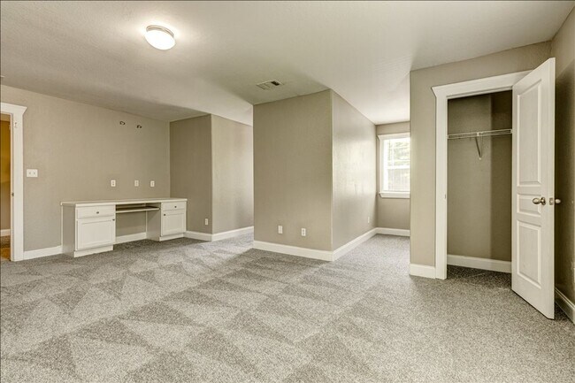 Building Photo - Welcome to this stunning 4-bedroom, 2.5-ba...