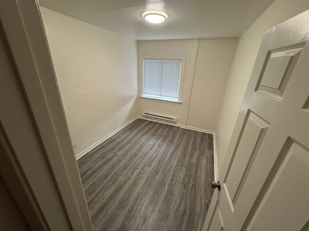 Building Photo - 342 W 10th St