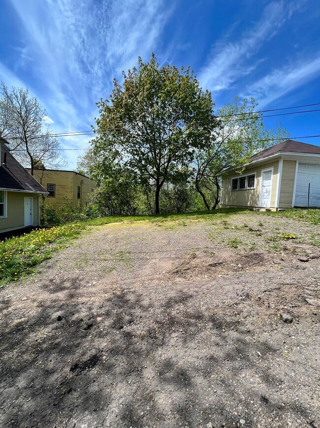 Building Photo - 1317 E 2nd St