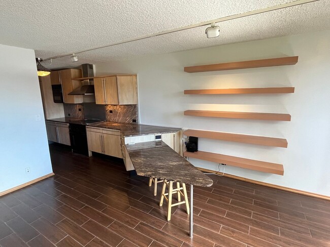 Building Photo - Spacious 1 Bed/1 Bath/1 Parking at La Casa...