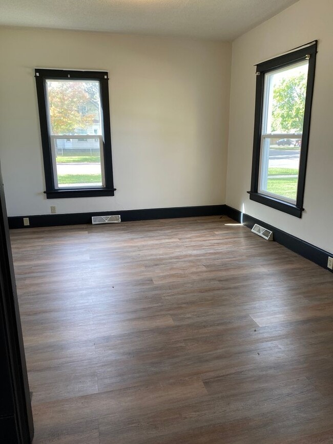 Building Photo - 902 E Kemp Ave