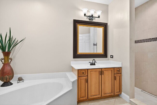 Building Photo - This 2 bedroom plus den, 2 bath condo with a one car garage offers expansive golf course and lake...