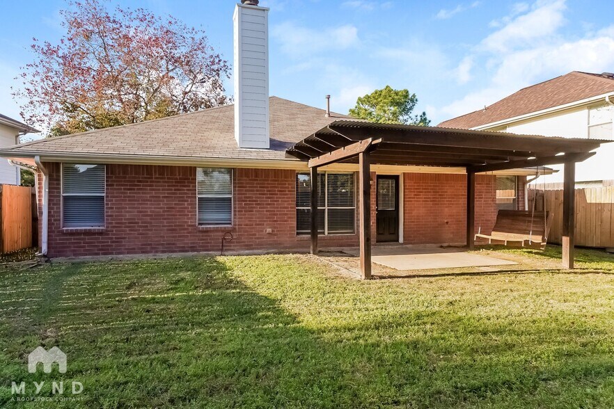 Building Photo - 12035 Thornecrest Dr