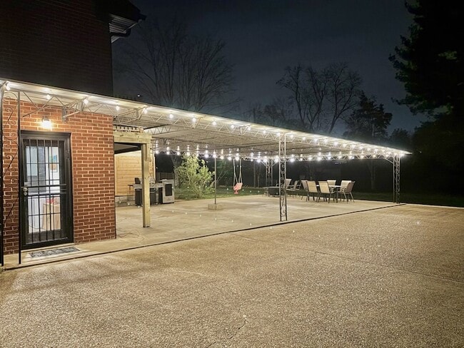 Building Photo - 2820 Donna Hill Dr