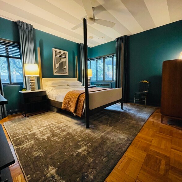 Large bedroom overlooks garden - 5048 N Marine Dr