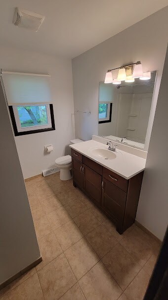 Full Bathroom - Second Floor - 526 Hartridge Dr