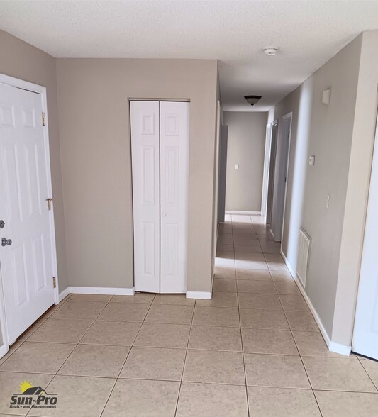 Building Photo - 2735 Fern Palm Dr