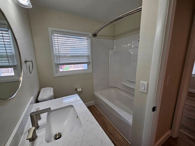 Building Photo - 3Bd/1Ba Single Story Home - For viewing!