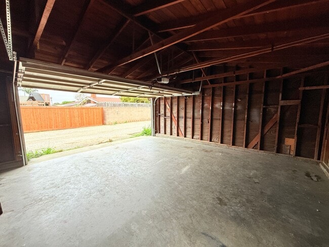 Building Photo - 401 N Lupine St