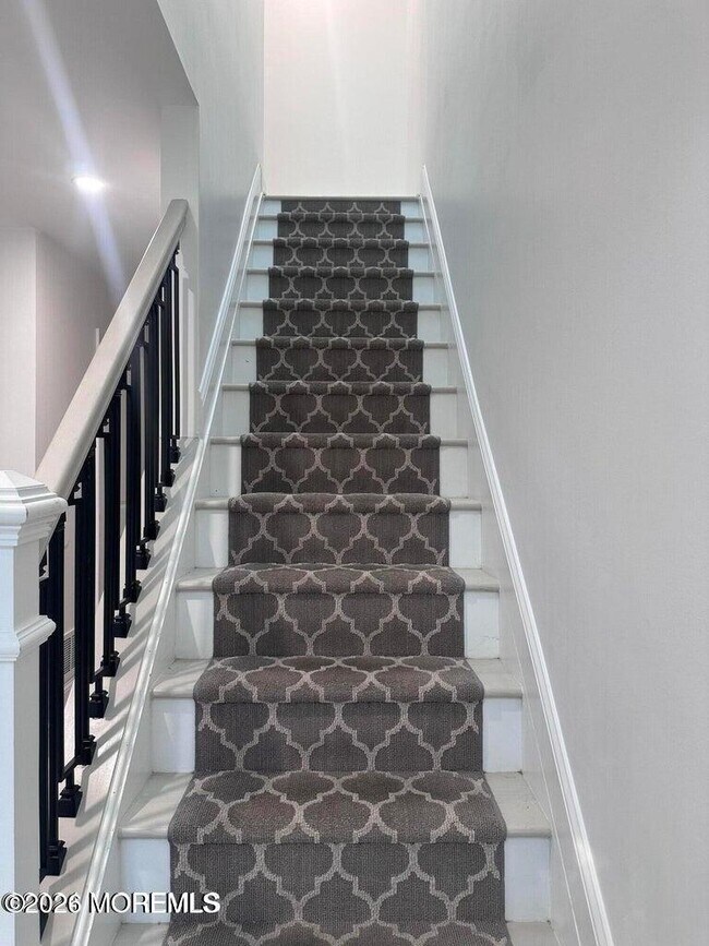 Building Photo - 225 Longwood Dr