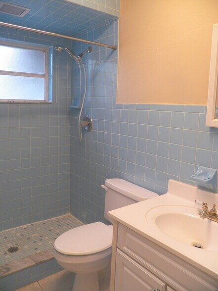 Building Photo - 8523 Chinaberry Dr