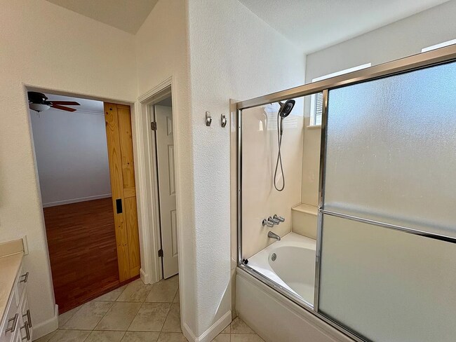 Building Photo - UNIT 102