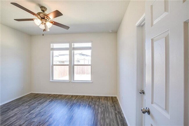 Building Photo - 260 La Dera Dr